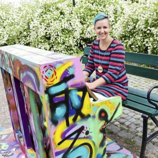 Halsband Feminist Stor