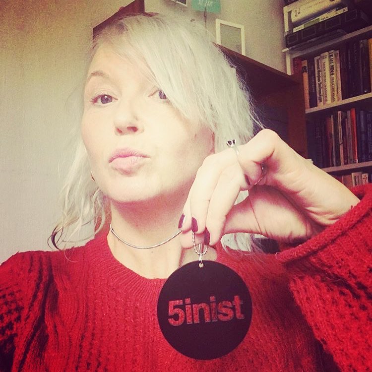 Halsband Feminist Stor