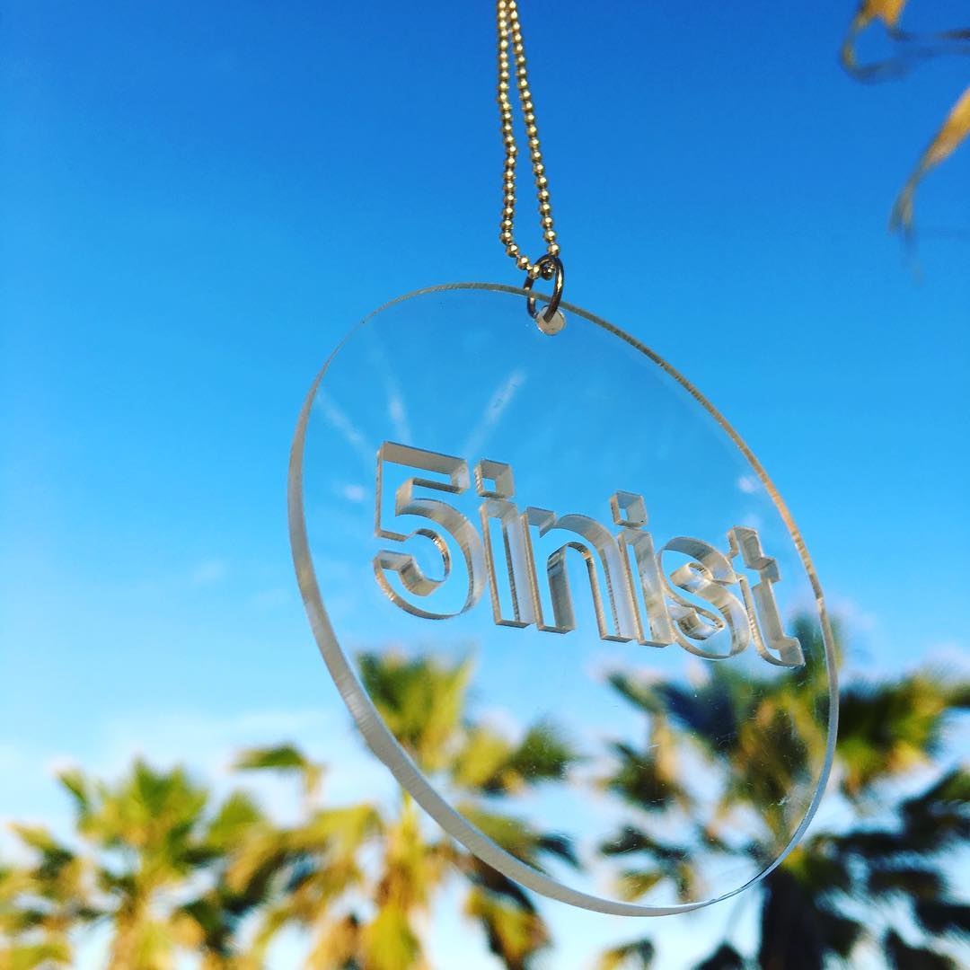 Halsband Feminist Stor