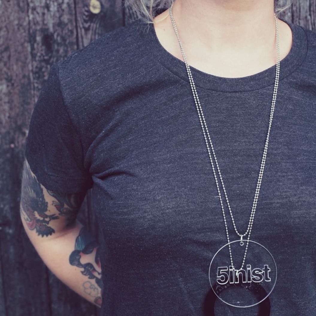 Halsband Feminist Stor