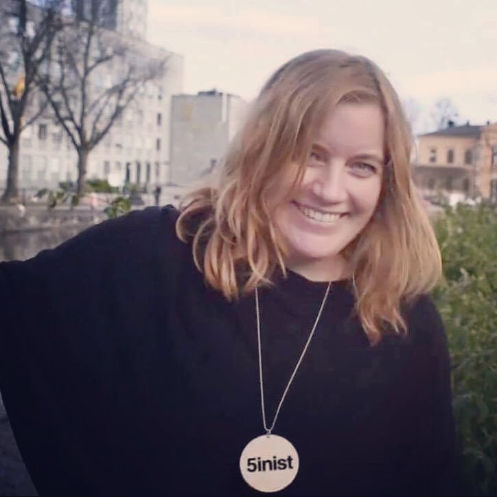 Halsband Feminist Stor